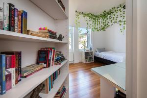 una camera con libreria e una camera con letto di Cork Factory Richmond a Melbourne