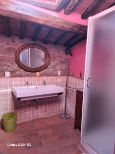 La salle de bains est pourvue d'un lavabo et d'un miroir. dans l'établissement La Rocca Sovrana - Casa Vacanze, à Aramo