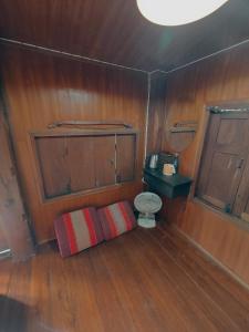 a small room with a toilet and wooden walls at hueankwankao เฮือนขวัญข้าว in Ban Nong Hoi