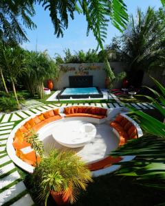 una piscina en un patio con plantas en Lukas Garden Accra en Accra