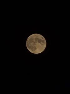 une pleine lune dans le ciel la nuit dans l'établissement La Rocca Sovrana - Casa Vacanze, à Aramo