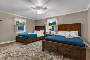 sypialnia z 2 łóżkami i wentylatorem sufitowym w obiekcie Star Gazer Luxury A-Frame Wood Cabin. Near York/Harrisburg/Hershey/Lancaster w mieście Goldsboro