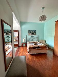 1 dormitorio con 2 camas y espejo en Ipanema 2 quartos à 3 quadras da praia com garagem, en Río de Janeiro