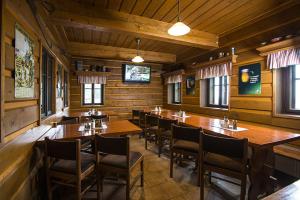 une salle à manger avec des tables et des chaises dans un restaurant dans l'établissement Horská chata Skácelka, à Rokytnice nad Jizerou