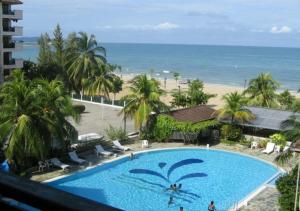 uma vista para uma piscina e para a praia em Penthouse Seafront View PD em Porto Dickson