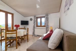 Televízia a/alebo spoločenská miestnosť v ubytovaní Apartments by the sea Duga Luka - Prtlog, Labin - 2335