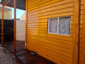 una casa de madera con una ventana en el lateral. en Cabaña en Tigre en Tigre