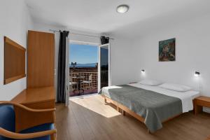 Postel nebo postele na pokoji v ubytování Apartments by the sea Podgora, Makarska - 2596