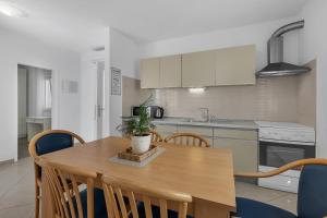 Kuchyň nebo kuchyňský kout v ubytování Apartments by the sea Podgora, Makarska - 2596