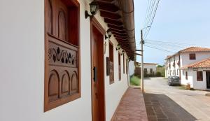 eine Tür zu einem Gebäude mit einer Straße in der Unterkunft Hermosa y Acogedora Casa de Descanso & Mirador in Barichara