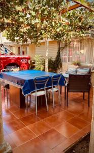 - Mesa de ping pong y sillas en el patio en Residencial Italiana, en Los Andes