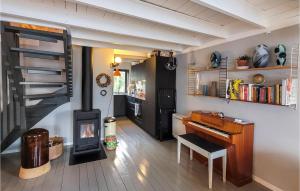 - un salon avec un piano et une cuisinière dans l'établissement Gorgeous Home In Torvastad With House Sea View, 