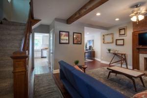Televisyen dan/atau pusat hiburan di Light and Bright Renovated Farmhouse in the City