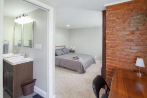 Katil atau katil-katil dalam bilik di Light and Bright Renovated Farmhouse in the City
