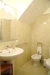 A bathroom at B&B Evelyne