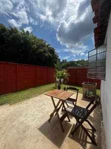 einen Picknicktisch und zwei Stühle auf einer Terrasse in der Unterkunft Casa do Chafariz Tiradentes in Tiradentes