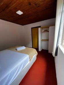 ein kleines Zimmer mit 2 Betten und einem Fenster in der Unterkunft Casa do Chafariz Tiradentes in Tiradentes