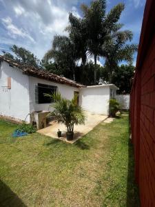 einen Hinterhof eines weißen Hauses mit einem Hof in der Unterkunft Casa do Chafariz Tiradentes in Tiradentes