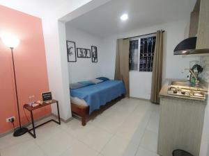 Apartalofts Cali - Parque del Perro 30 m2 tesisinde bir odada yatak veya yataklar