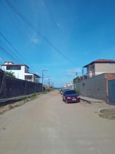 um carro estacionado ao lado de uma rua em Casa Carapibus Ale em Conde