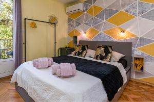 um quarto com uma cama com duas toalhas em Apartments and rooms by the sea Banjol, Rab - 5077 em Rab