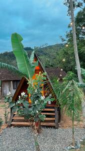 a house with a large leaf on top of it at Glamping casal - mini chale mobiliado com colchão casal roupa de cama travesseiros - Rancho Perene estação rural in Jaraguá do Sul