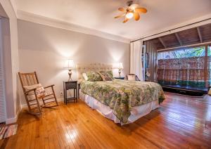 - une chambre avec un lit, une chaise et une fenêtre dans l'établissement Molokai, Hawaii - Beautiful Beachfront Townhouse - longterm or shorterm rental, à Maunaloa