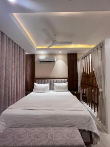Postel nebo postele na pokoji v ubytování Myst Luxury stays