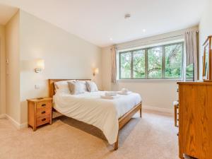 sypialnia z dużym łóżkiem i oknem w obiekcie Property 4 - Uk44924 w mieście Wroxall
