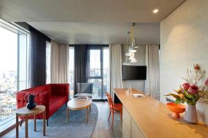 Uma TV ou centro de entretenimento em L7 HONGDAE by LOTTE