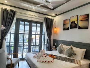 Un pat sau paturi într-o cameră la LuangPrabang Pearl Hotel