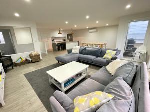 a living room with a couch and a table at Casa de la Isla in Emu Bay