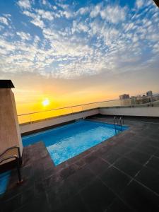 a swimming pool on the roof of a building at Apartamento vista al mar in Iquique