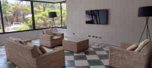 uma sala de estar com duas cadeiras e uma televisão em Departamento a pasos de la playa em Iquique