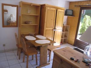 - une cuisine avec une table et des chaises en bois dans la chambre dans l'établissement Studio La Clusaz, 1 pièce, 4 personnes - FR-1-459-120, à La Clusaz