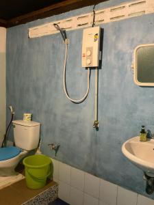 een badkamer met een toilet en een wastafel bij Dawn of Happiness in Ao Nam Mao