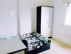 um quarto com uma cama, uma secretária e um armário em Kost Griya Hikari by Ecommerceloka em Jakarta
