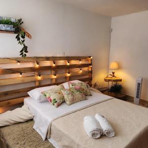- une chambre avec un lit et 2 serviettes dans l'établissement Casa Purple Hostel, à Medellín