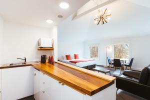 une cuisine avec un comptoir et un salon dans l'établissement NORD - North Hobart Apartments, à Hobart