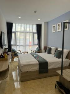 1 dormitorio con cama y ventana grande en like hotel, en Ho Chi Minh