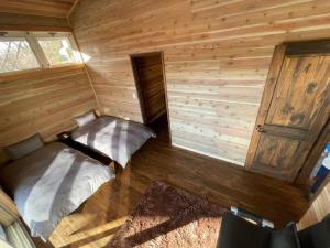 an empty room with two beds in a log cabin at 薪ストーブサウナ付き250平米大型豪華フィンランドログ in Miyota