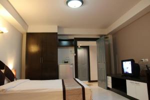 a bedroom with a bed and a television in it at ลีลาวดี ซอยมหาดไทย รามคำแหง65 Mahadthai in Ban Zong Katiam