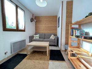un salon avec un canapé et une table dans l'établissement Appartement cosy pour 4 pers, 400m pistes et village, balcon, parking et casier à skis, La Salle-les-Alpes - FR-1-330F-221, à La Salle Les Alpes