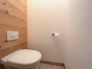 une salle de bain avec des toilettes et un rouleau de papier toilette dans l'établissement Appartement cosy pour 4 pers, 400m pistes et village, balcon, parking et casier à skis, La Salle-les-Alpes - FR-1-330F-221, à La Salle Les Alpes 13 autres photos