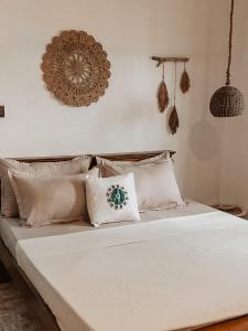 1 dormitorio con cama blanca y almohadas en Mermaid Beach en Ahangama