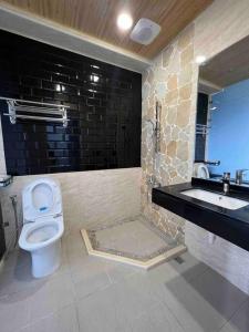 a bathroom with a toilet and a sink at Feng Jing Yuan in Pingtung City