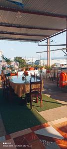 una mesa y bancos en un patio en Hostel Flor del Valle, en Tarapoto