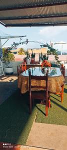 una mesa de madera con una copa sobre la hierba en Hostel Flor del Valle, en Tarapoto