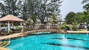 une grande piscine avec un pont au-dessus dans l'établissement Lanta Villa Resort, à Ban Ai Dao