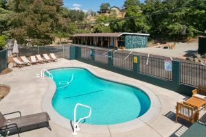 uma pequena piscina com cadeiras em The Charlotte Sequoia Motel R2 em Three Rivers